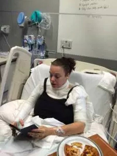 Hayatını karartan kazadan sonra onu hayata orangutan döndürdü - Resim: 2