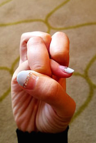 Esnekliğini göstermek isteyenlerin yeni modası parmak düğümlemek - Resim: 2