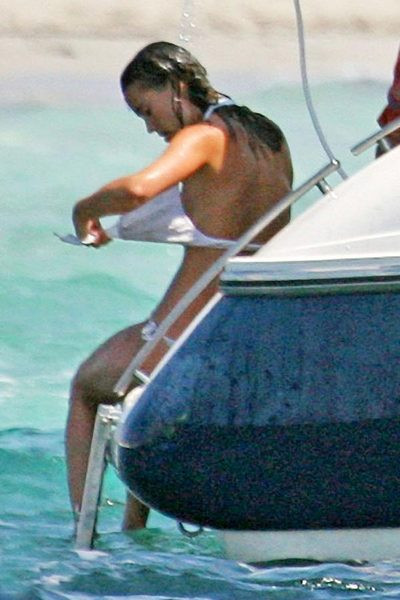 Baldız Middleton üstsüz yakalandı! - Resim: 2