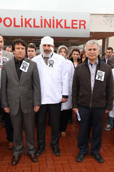 Doktorlardan kanlı önlükle protesto - Resim: 4