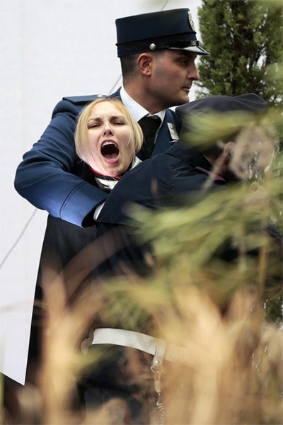 Femen bu sefer de İsa'yı çalmaya kalktı - Resim: 1