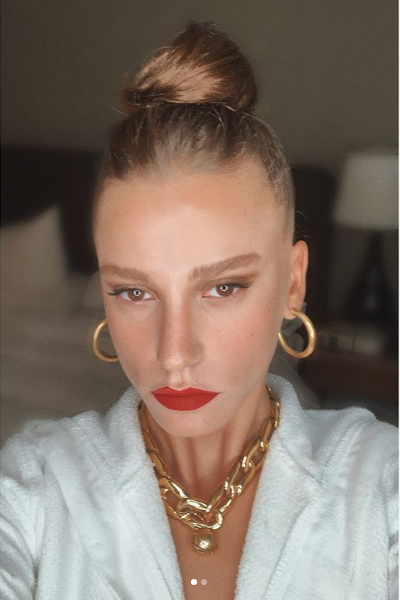 Serenay Sarıkaya bikinisiyle büyüledi! Modaya uyum sağladı - Resim: 1