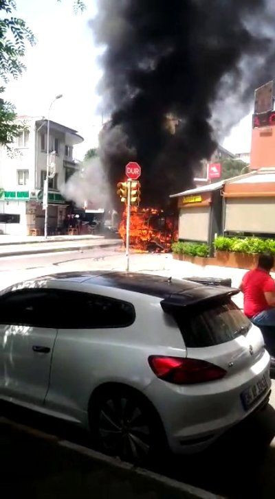 Maltepe'de minibüs şoförü aracını ateşe verdi! Araç alev topuna döndü - Resim: 2