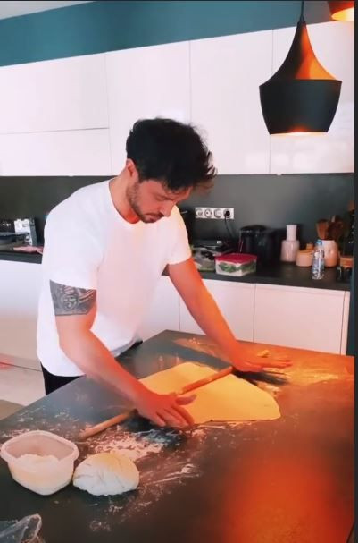 Evde kalınca soluğu mutfakta alan ünlüler bakın neler yaptı! - Resim: 1