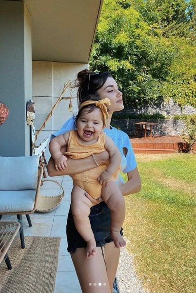 Yeğeniyle pozunu paylaşan Hande Erçel'in ilginç tişörtü fiyatıyla şoke etti - Resim: 4