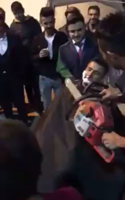 Çorum'da yok artık dedirten olay damadı hızarla traş ettiler! - Resim: 4