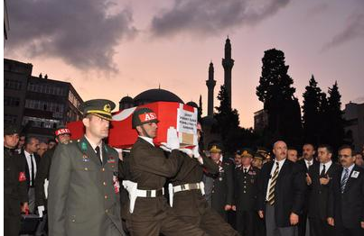 Oğlunun fotoğrafına sarılarak gözyaşı döktü - Resim: 4