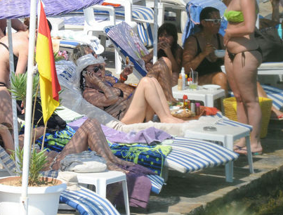 68'lik Valide Sultan bikiniyle görüntülendi - Resim: 2