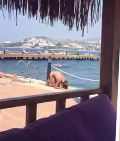 Bikiniyle namaz kılan kadın sosyal medyada tefe kondu namaz değil de yoga mı - Resim: 1