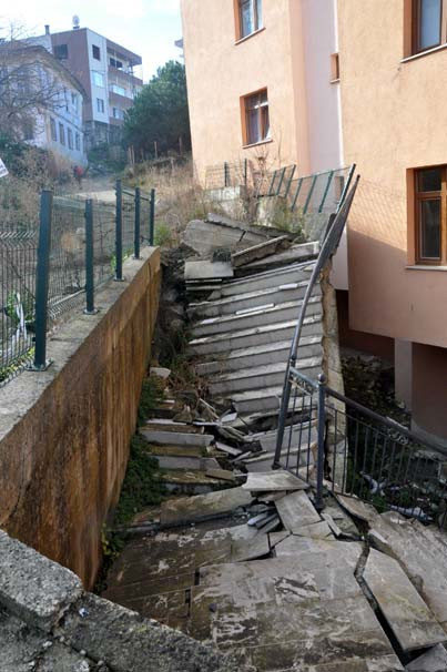 Evler yan yattı yollar çöktü! Tüm mahalle boşaltılıyor - Resim: 3