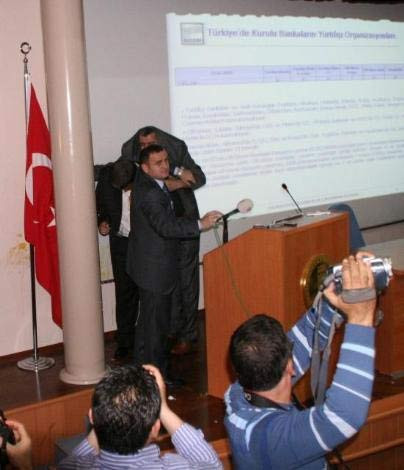 Başkana yumurtalı saldırı! - Resim: 3