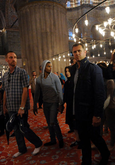 Madonna çorapları ve başörtüsüyle camide! - Resim: 4