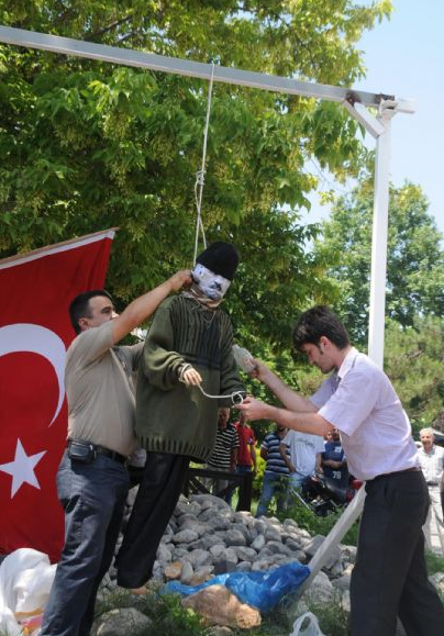 Apo'yu böyle astılar - Resim: 3