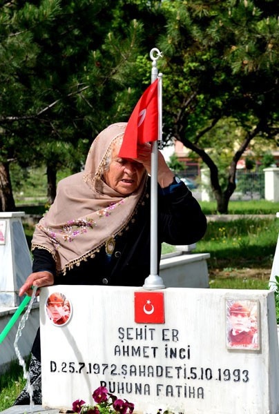 Anneler Günü birde şehitlikte kutlandı yürekler dağlandı! - Resim: 4