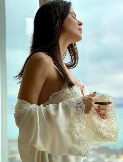 Simge Sağın iyice çoştu! Yatak odasında yarı çıplak pozu Instagram'ı karıştırdı - Resim: 4