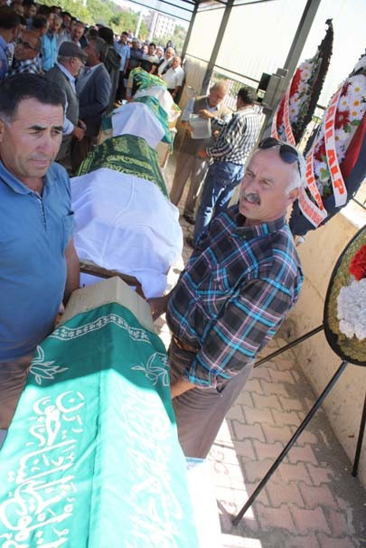 Acılı anne saçlarını yolup tabutların üstüne bıraktı - Resim: 3