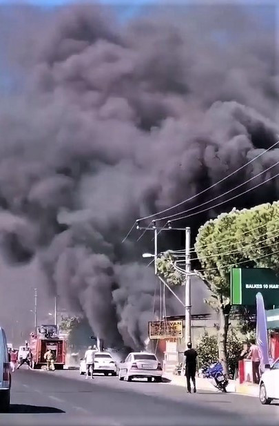 Balıkesir'de iş yerinde çıkan yangında baba öldü, oğlu ağır yaralı - Resim: 1