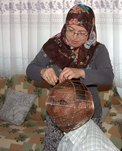 Sigara içmemek için başını kafese kilitliyor! - Resim: 2