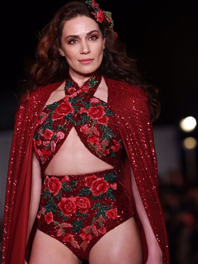 Özge Borak mayosuyla yürek hoplattı defiledekilerin ağzı açık kaldı - Resim: 3