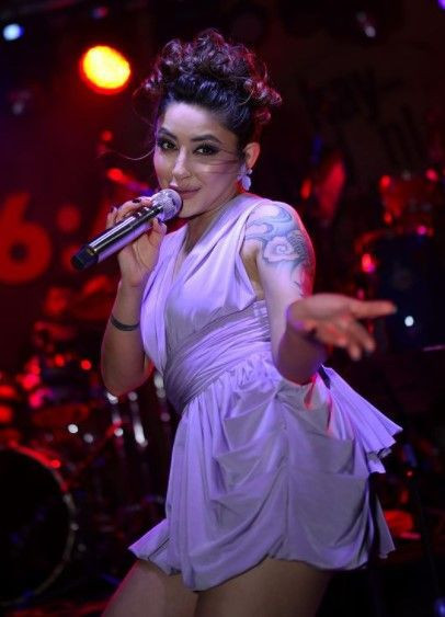 Konserleri iptal olan Melek Mosso sahnede bombaladı! Orta parmak işareti yapmştı... - Resim: 4