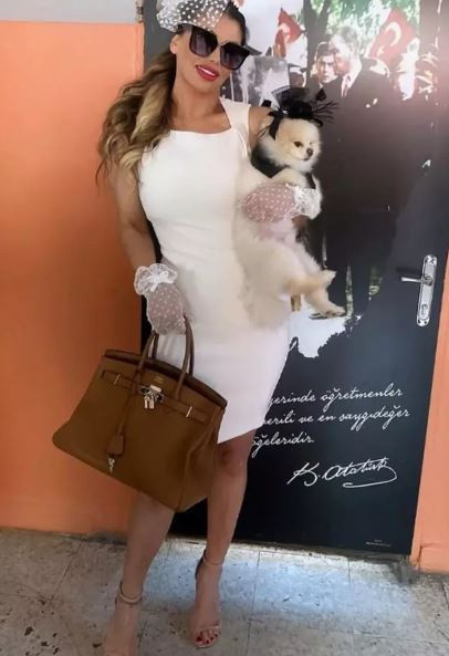 Hatice beyazlar içinde! Oy kullanmaya giderkenki tarzıyla yine konuşuldu - Resim: 0