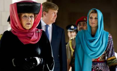 Kraliçe başörtüsü taktı ortalık karıştı - Resim: 3