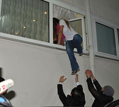 Asena çareyi camdan kaçmakta buldu - Resim: 3