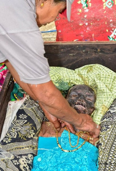 Fotoğraf çekilmek için ölüleri mezardan çıkarıyorlar! - Resim: 3