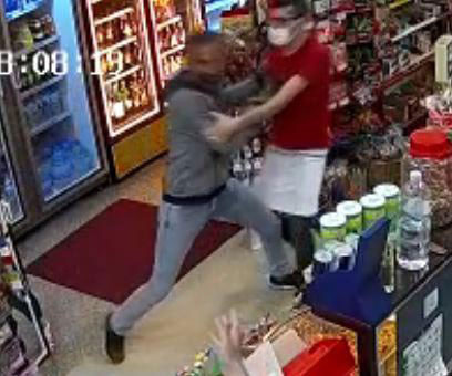 Bornova'da koronavirüsü yenen midyeciye markette şoke eden saldırı eline 18 dikiş atıldı - Resim: 0