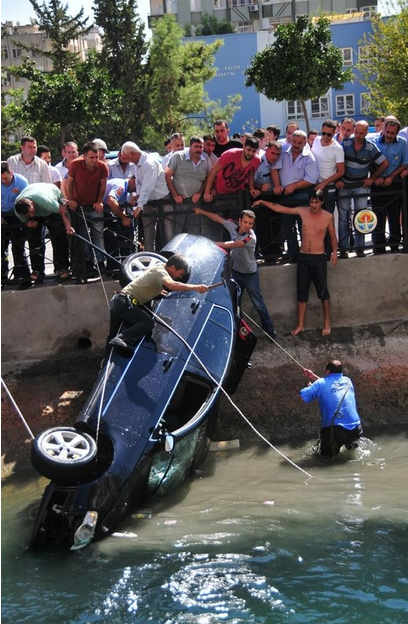 Müdür ve makam aracı kanala uçtu - Resim: 1