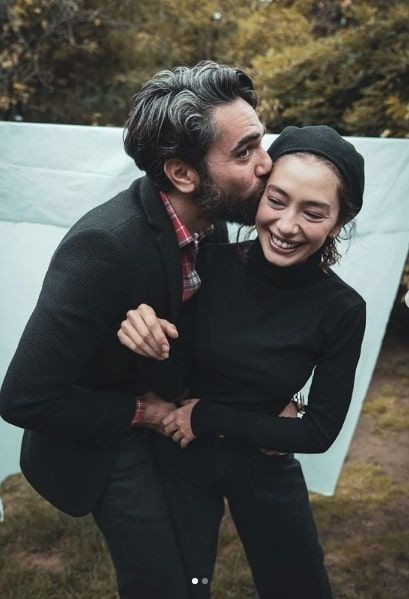 'Yayılacaksa aşk yayılsın' deyip Neslihan Atagül Kadir Doğulu'yla dudak dudağa paylaştı - Resim: 3