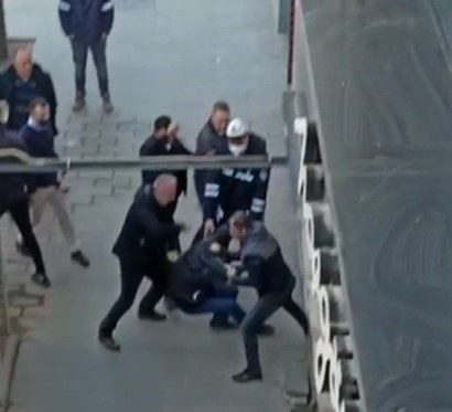 Kocaeli'de tartıştığı eşi bayılınca dövdü sanıldı: Tekme tokat dayak yedi - Resim: 2