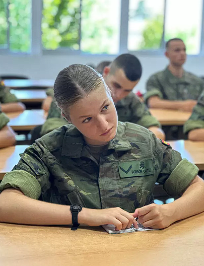 Kralın 17 yaşındaki kızı Prenses Leonor askere gitti! Fotoğrafları ülkede gündem oldu - Resim: 0