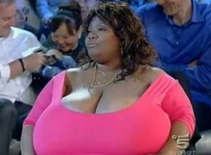 Dünyanın en büyük göğüslü kadını - Resim: 2