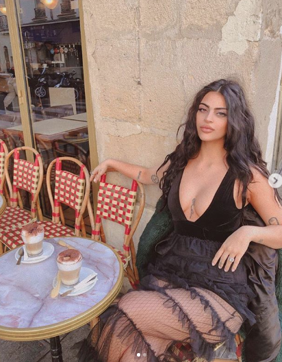 Giydiği kıyafetle kiliseden kovulan kız bakın kim çıktı! Türkiye'de... - Resim: 4