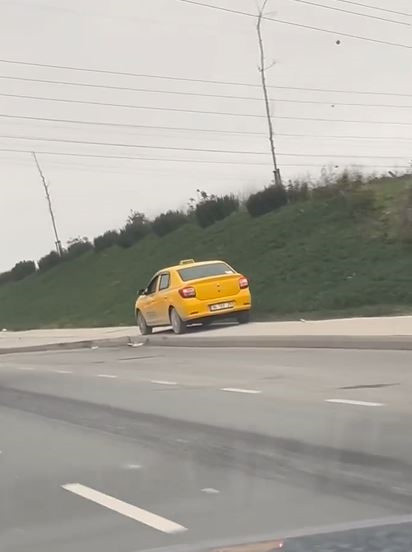 Yayalara ayrılan kaldırımı yol yapan taksi sürücüsü görenleri şaşırttı - Resim: 0