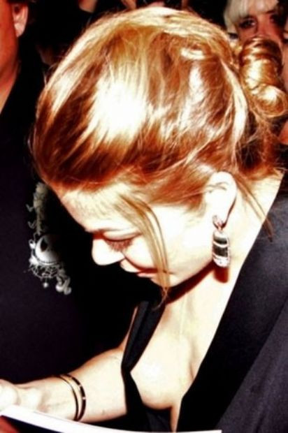 Ünlü şarkıcının dekoltesi dert oldu - Resim: 3