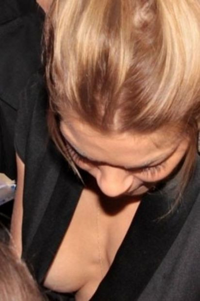 Ünlü şarkıcının dekoltesi dert oldu - Resim: 4