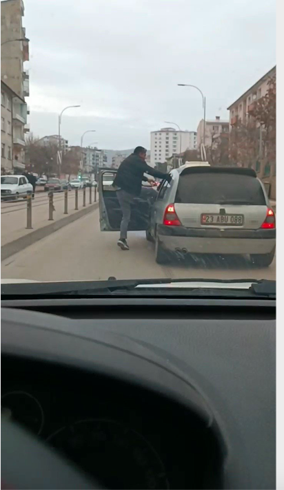 Kapısı açık arabada akılalmaz olay! Görenler inanamadı gerçek yaklaşınca anlaşıldı - Resim: 1