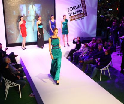 Caroline podyumda fırtına gibi esti - Resim: 3