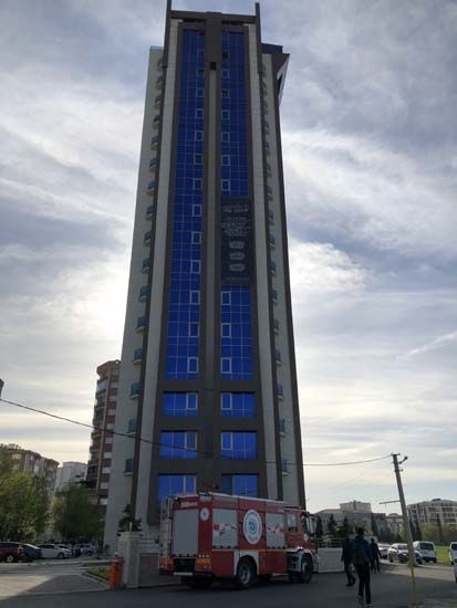 Lüks rezidansta sır ölüm! İtfaiyeciler çarşafı kaldırınca... - Resim: 2