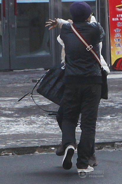 Kadını sokak ortasında saçlarından sürükledi - Resim: 2