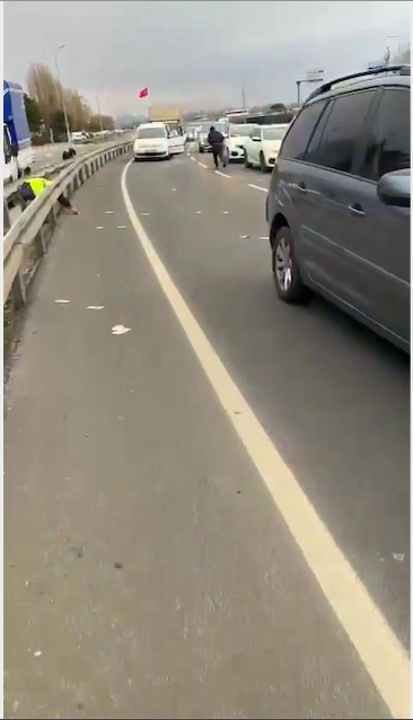 Motosikletli kuryeden 150 bin Euro yola saçıldı olanlar oldu! Dayı paraları verin lan - Resim: 1