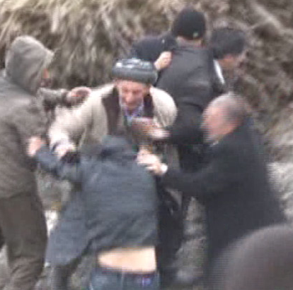 Yaşlı adam Kaymakam'a böyle siper oldu - Resim: 3