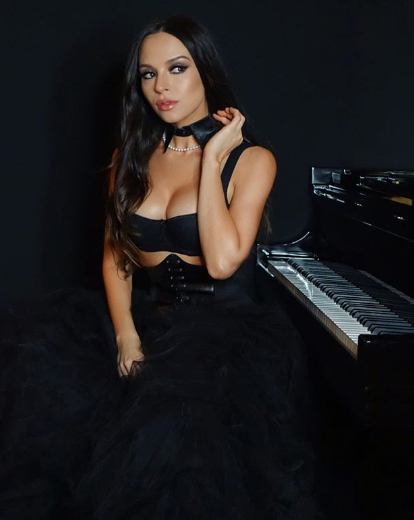 Mahrem pozlarıyla sosyal medyayı sallayan piyanist! - Resim: 4