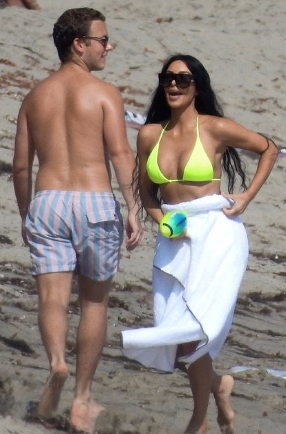 Kim Kardashian rezil olmamak için havluyu çıkaramadı - Resim: 2