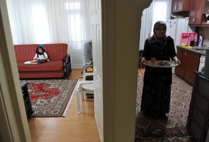 Kırılmasın diye tepsiyle taşınıyor - Resim: 2