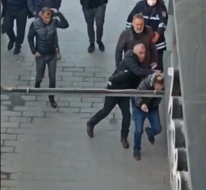 Kocaeli'de tartıştığı eşi bayılınca dövdü sanıldı: Tekme tokat dayak yedi - Resim: 1