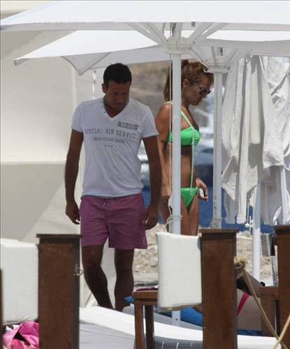 Ünlüler plajlarda şıklık yarışında! - Resim: 2