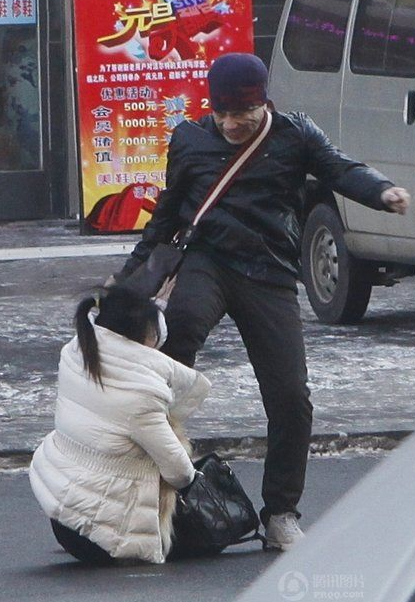 Kadını sokak ortasında saçlarından sürükledi - Resim: 4